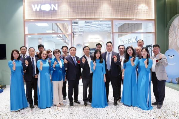 지난 25일 개점한 베트남 하노이 롯데몰지점에서 박종일 우리은행 베트남법인장(앞줄 왼쪽에서 5번째), 장은숙 하노이 한인회장(앞줄 왼쪽에서 4번째), 윤상기 주베트남 대사관 재경관 (앞줄 왼쪽에서 2번째), 또휘부 베트남 중앙은행 국제협력국장(앞줄 왼쪽 6번째), 홍선 코참 회장(앞줄 왼쪽에서8번째)이 직원들과 기념촬영을 하고 있다. / 사진=우리은행 제공