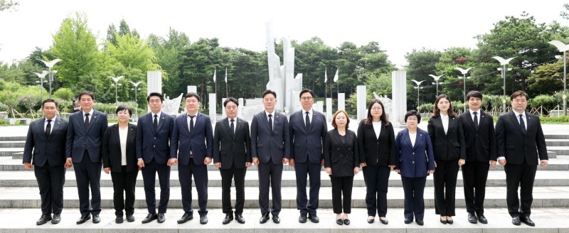240701 대표단 현충탑 방문