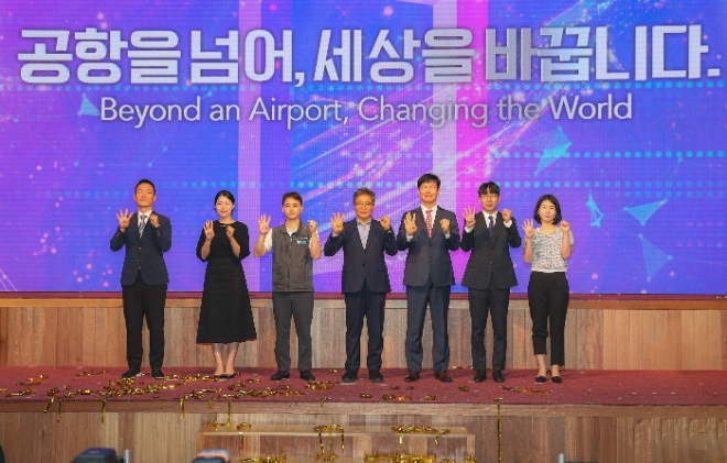 1일 오전 인천국제공항공사 청사 대강당에서 열린 ‘인천공항 비전 2040 선포식’에서 이학재 인천국제공항공사 사장(사진 왼쪽 네 번째) 및 참석자들이 비전 선포 세레머니 후 기념촬영을 하고 있다. / 사진=인천공항공사 제공
