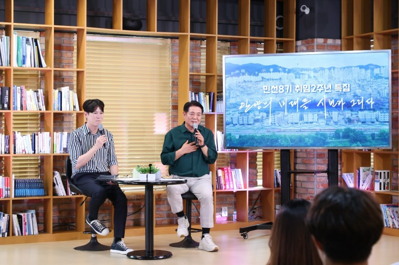 안양시는 1일 오후 3시 안양창업지원센터 3층 동안청년오피스에서 ‘안양의 미래를 시민과 그리다’라는 주제로 시민들과 대화를 나눴다.