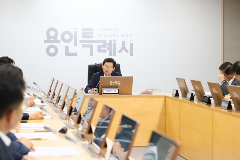 지난 1일 열린 간부공무원회의에서 이상일 시장이 시민체감 생활밀착형 사업의 중요성을 강조하고 적극행정을 주문했다. (용인시 제공)