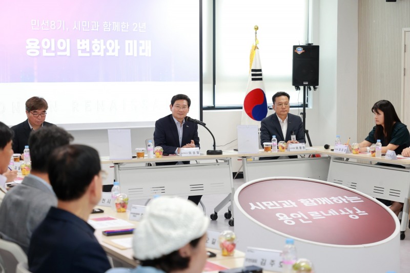 이상일 용인특례시장이 1일 죽전3동 주민소통간담회에서 인사말을 하고 있다. (용인시 제공)