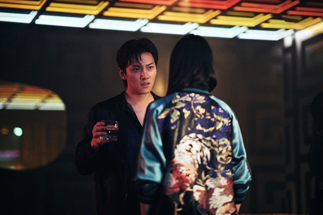 ‘리볼버’ 지창욱, 향수 뿌린 미친개 앤디로 파격 변신…캐릭터 스틸 공개