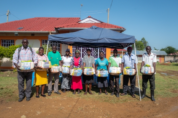 밀알복지재단 긴급구호를 통해 식량 등을 배분 받는 케냐 냔도지역 주민들