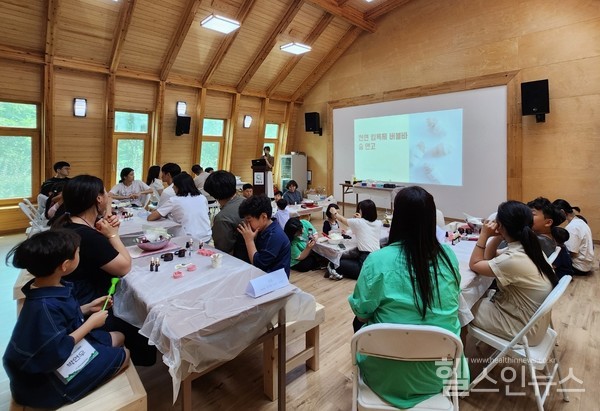 건강나누리캠프에서환아아동들과가족들이청비고연고및천연버블바만들기수업을하고있다.