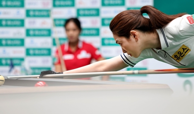 공을 집중해서 바라보는 차유람(오른쪽)과 이를 지켜보는 스롱 피아비