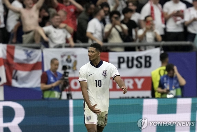 슬로베키아 벤치를 향해 음란스러운 손동작을 펼치는 주드 벨링엄