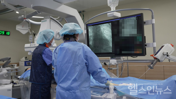 의정부을지대학교병원영상의학과교수가혈관조영실에서환자홍모씨에게10년동안네번의뇌경색발병원인이된‘폐동정맥기형’의색전술을시행하고있다.