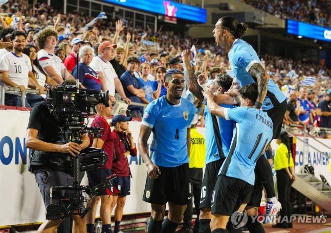 기뻐하는 우루과이 선수들