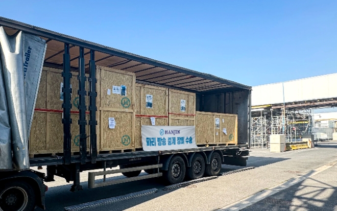 ㈜한진은 이달 프랑스 파리에서 열리는 국제 스포츠 대회에 중계방송 운송사로 물류를 전담 수행한다고 2일 밝혔다. 사진은 공중파 3사의 방송장비 물류가 항공으로 파리 현지 도착 후, 육로를 통해 르부르제 지역을 통과하는 모습. (사진 = ㈜한진 제공)