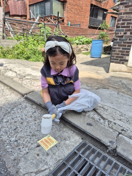 KB국민은행은 지난달 29일 여름철 폭우를 대비해 반지하 및 저지대 주변 빗물받이 인식 개선 스티커 부착 및 쓰레기 줍깅 봉사활동을 진행했다고 2일 밝혔다. (사진 = KB국민은행 제공)