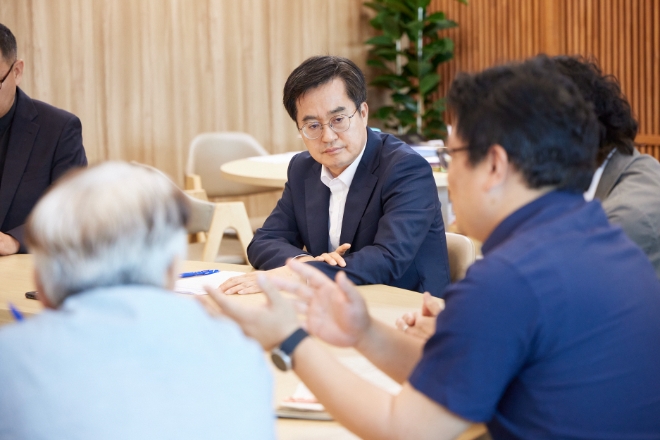 김동연 경기도지사가 1일 도지사 집무실에서 이주노동자 관련 전문가 5명을 초청해 ‘이주노동자 지원정책’ 마련을 위한 긴급회의를 열고 있다(사진=경기도)
