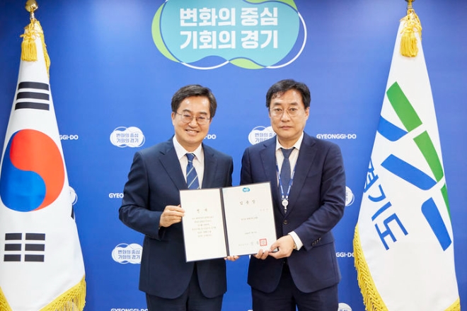 김동연 경기도지사가 강민석 신임 대변인에게 임명장을 준뒤 기념촬영을 하고 있다. (사진=경기도)
