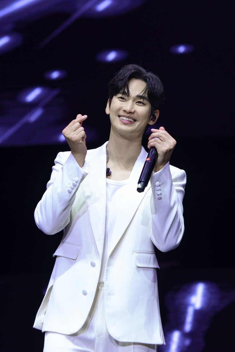 김수현, 마닐라 팬미팅 성료…‘미소+함성+떼창’ 감동의 눈물