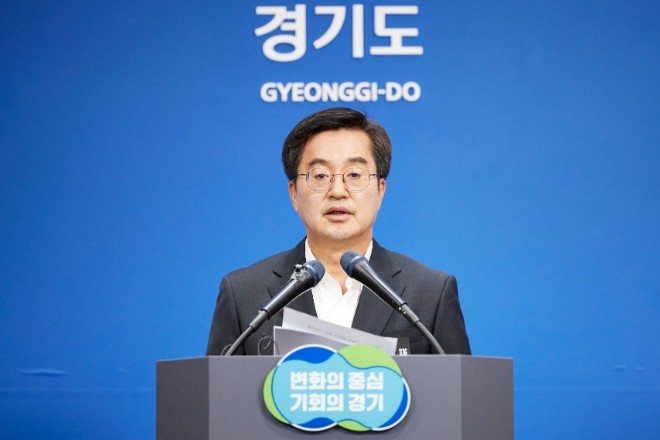 김동연 경기도지사가 3일 오전 도청 브리핑룸에서 화성 리튬 배터리 화재 사고 후속대책 발표 기자회견을 열고 기자들과 일문일답을 벌이고 있다.(사진=경기도)