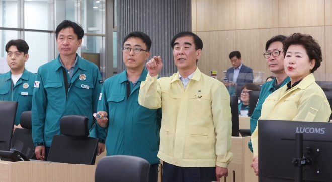 경기도의회 염종현 의장이 2일 오후 남경순 부의장과 도 재난안전대책본부를 찾아 집중호우에 철저히 대비할 것을 당부하고 관계자들을 격려했다.(사진=경기도의회)