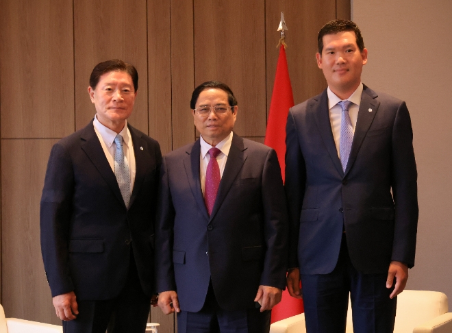 (왼쪽부터) 허명수 GS건설 고문, 팜 민 찐(Pham Minh Chinh) 베트남 총리, 허윤홍 GS건설 허윤홍 대표이사가 기념 촬영을 하고 있다. / 사진=GS건설 제공