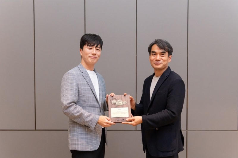 사진=김성태 월드비전 ESG사회공헌본부 본부장(오른쪽)과 디쉐어 현승원 의장이 지난달 26일 서울 롯데월드타워에서 진행된 YLC(Young Leadership Council) 위원장 위촉식에서 기념촬영을 하고 있다. (제공=월드비전)