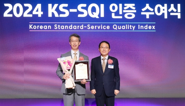 2일 서울 중구 소재 신라호텔 다이너스티홀에서 개최된 2024년 KS-SQI 상반기 1위기업 인증수여식에서 강명수 한국표준협회 회장(오른쪽)과 박영세 KB국민은행 소비자보호그룹 부행장(왼쪽)이 기념사진을 촬영하고 있다. / 사진=KB국민은행 제공