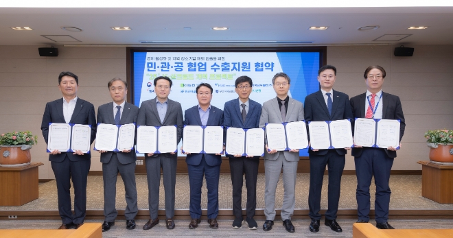 이종국 캠코 경영지원부문 총괄이사(왼쪽 세 번째)가 관계자들과 기념촬영을 하고 있다. / 사진=캠코 제공