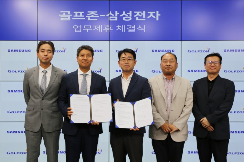 골프존이 삼성전자와 스마트 매장 구축 사업을 위한 업무협약을 체결했다고 밝혔다. 지난 2일 골프존타워서울에서 진행된 업무협약식에서 (왼쪽)골프존 박강수 대표, 삼성전자 한국총괄 B2B영업팀 오치오 팀장이 기념사진을 촬영하고 있다.