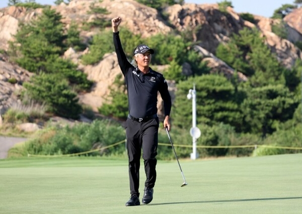 우승을 확정하고 환호하는 허인회. 사진_KPGA