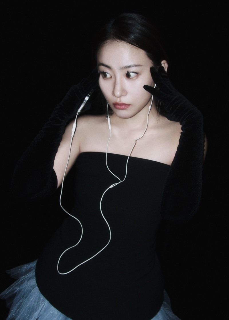 조현아, 신곡 콘셉트 포토 공개 화제…‘보라색 스팽글 드레스+길게 땋은 머리’ 몽환적 분위기 연출