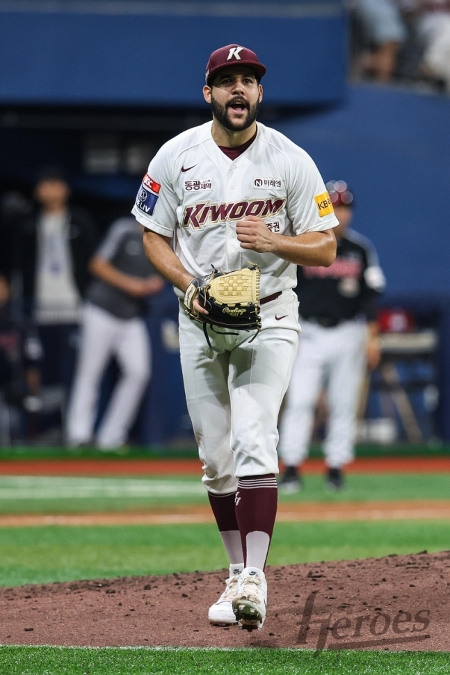 이닝을 마치고 환호하는 키움 헤이수스