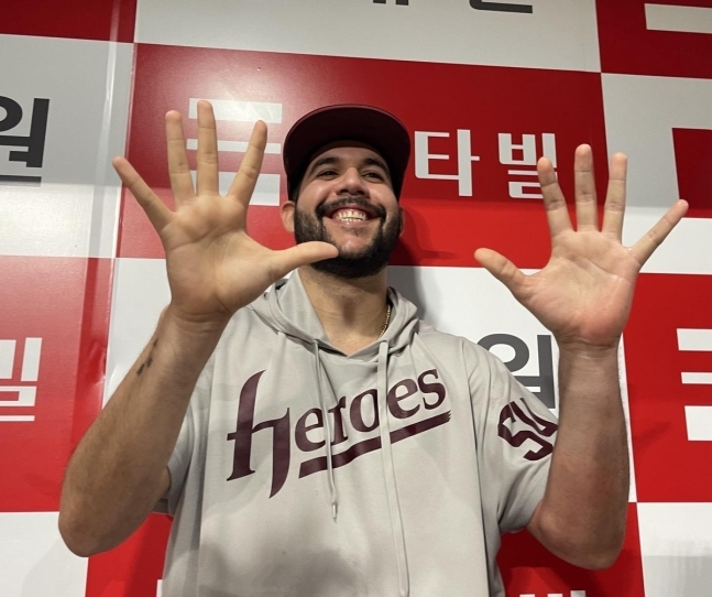 10승을 달성한 키움 헤이수스의 열 손가락