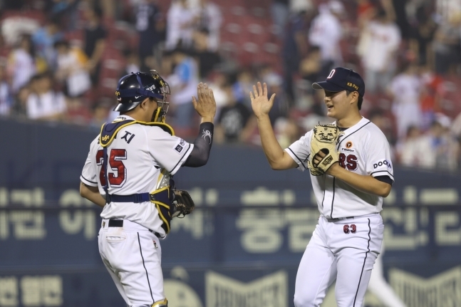 두산 포수 양의지(왼쪽)와 마무리 김택연