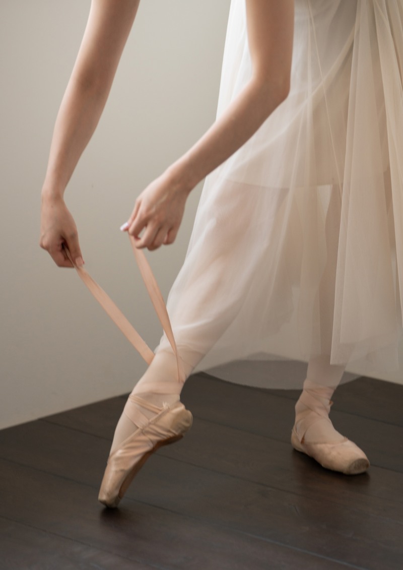 Quick-step Hybrid 마루재(SIG4756)위에서 발레를 준비하는 모습