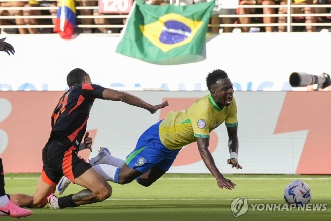 태클에 걸려 넘어지는 비니시우스