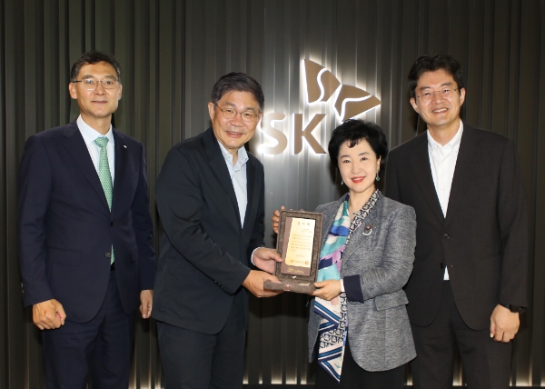 지난 3일, 성남시 분당구 SK케미칼 에코랩을 방문한 강신숙 은행장(왼쪽 세번째)이 안재현 사장(왼쪽 두번째)에게 감사패를 전달하고 참석자들과 함께 기념촬영을 하는 모습. / 사진=Sh수협은행 제공