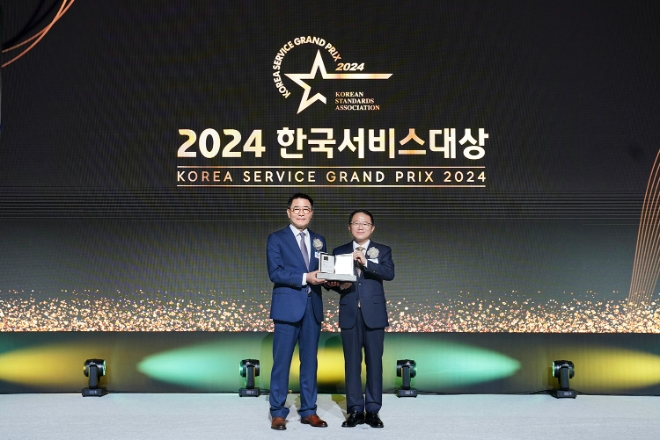 이부용 롯데건설 주택사업본부장(왼쪽)이 ‘2024 한국서비스대상 시상식’에서 수상 후 기념 촬영을 하고 있다. / 사진=롯데건설 제공