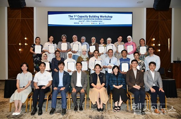 동사업의공동책임자인이규택GC녹십자의료재단대외협력실장(앞줄왼쪽에서네번째)과김현원유닛장(앞줄왼쪽에서다섯번째)을비롯한워크숍참석자들이기념촬영하는모습