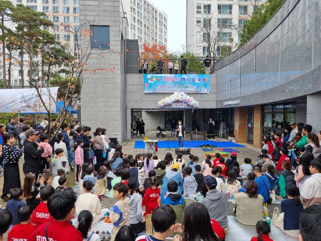 경기 용인시의 한 아파트 단지에서 층간 소음문제 해결을 위한 정나눔 이벤트를 갖고 있다.(사진=성남시)