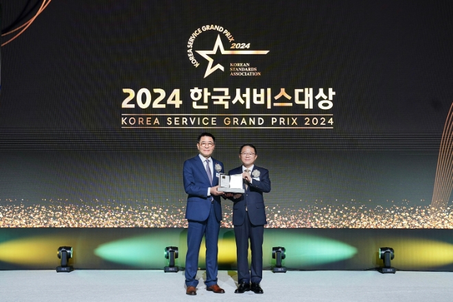 지난 3일 서울 신라호텔에서 열린 ‘2024 한국서비스대상’에서 롯데건설이 ‘롯데캐슬’로 23년 연속 아파트부문 종합대상을 수상하고, 박현철 부회장이 최고경영자상을 수상했다고 4일 롯데건설은 밝혔다. 사진은 롯데건설 이부용 주택사업본부장(왼쪽)이 ‘2024 한국서비스대상 시상식’에서 수상 후 기념 촬영을 하고 있는 모습. (사진 = 롯데건설 제공)