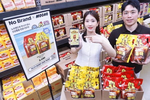 LG유플러스 직원과 노브랜드 직원이 무너크루x노브랜드 컬래버레이션 커피 2종을 소개하고 있는 모습. / 사진=LG유플러스 제공