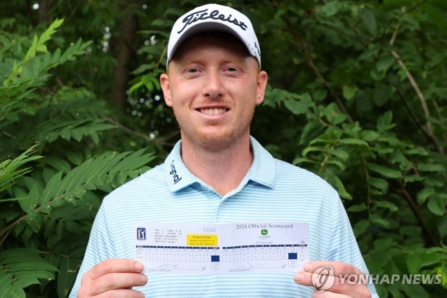 59타 스코어카드를 들어 보이는 스프링어