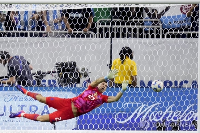 페널티킥 막는 아르헨티나의 에밀리아노 마르티네스