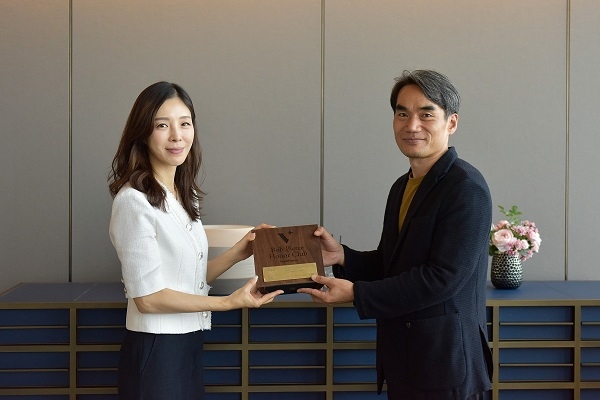 사진=월드비전은 플랩자산연구소 박성혜 대표(왼쪽)를 ‘밥피어스아너클럽’에 위촉했다고 5일 밝혔다. 박성혜 대표와 김성태 월드비전 ESG사회공헌본부 본부장이 기념사진을 촬영하고 있다. (제공 = 월드비전)