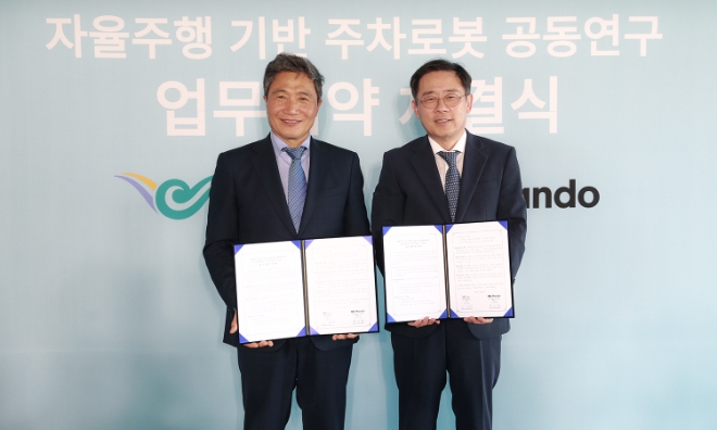 HL만도는 지난 4일 인천국제공항공사와 ‘자율주행 기반 주차로봇 공동연구’ 업무협약을 체결했다고 5일 밝혔다. 사진은 (우측부터)HL만도 조성현 부회장, 인천국제공항공사 이학재 사장이 업무협약 체결 후 기념촬영을 하는 모습. (사진 = HL그룹 제공)