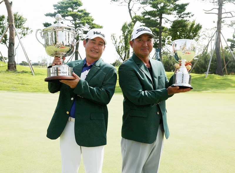 모중경(오른쪽)과 그랜드시니어 부문 우승 김정.