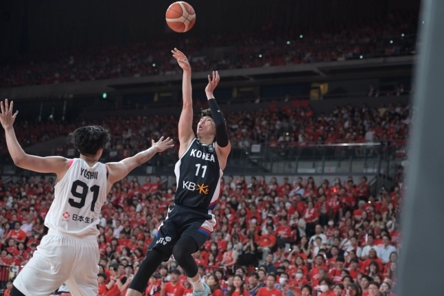 5일 일본을 상대로 슛을 던지는 이우석