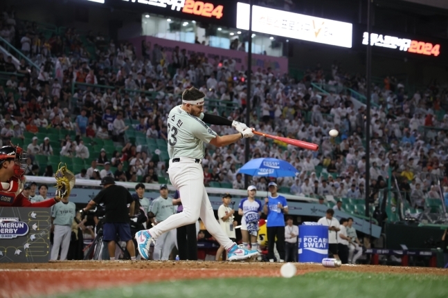 홈런 날리는 오스틴 딘