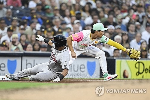 수비하는 김하성