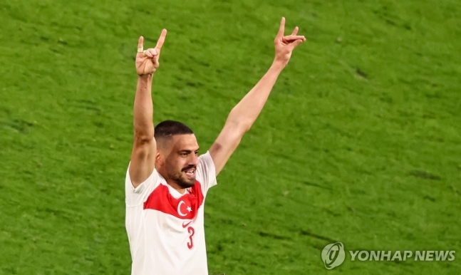늑대 경례하는 튀르키예 축구선수 데미랄