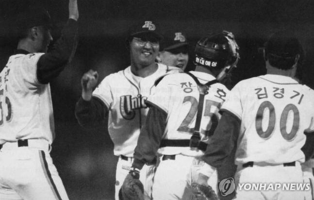 인천야구장에서 열린 프로야구 준플레이오프 2차전. 한화를 4-2로 꺾고 플레이오프에 진출한 정민태(왼쪽 두 번째)와 김경기(맨 오른쪽 등 현대 유니콘스 선수들이 경기 직후 승리의 기쁨을 나누고 있다.