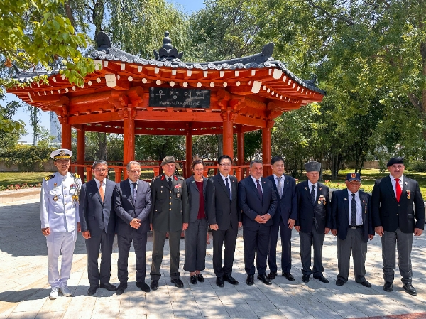지난달 25일 〈한국전쟁 74주년 추모행사〉에 참석한 한-튀르키예 주요 인사들이 한국공원 내 전통 한국식 정자인 ‘우정의 집’ 앞에서 기념사진을 촬영하고 있다. (왼쪽부터) 이심표 주 튀르키예 대한민국 국방무관, 홍범석 현대차 상무, 무스타파 카이막 앙카라 문화재보전위원회 이사, 아흐멧 쿠루마흐뭇 튀르키예군 4군단장, 조 콜슨 싱클래어 주 튀르키예 뉴질랜드 대사, 정연두 주 튀르키예 대한민국 대사, 파룩 쿄일뤼오을루 앙카라시 부시장, 김태규 국민권익위원회 부위원장, 베야짓 유묵 튀르키예 참전협회장, 오스만 귀뮈쉬 한국전쟁 참전용사, 함자 뒤르겐 튀르키예 퇴역부사관 대표. / 사진=현대차 제공