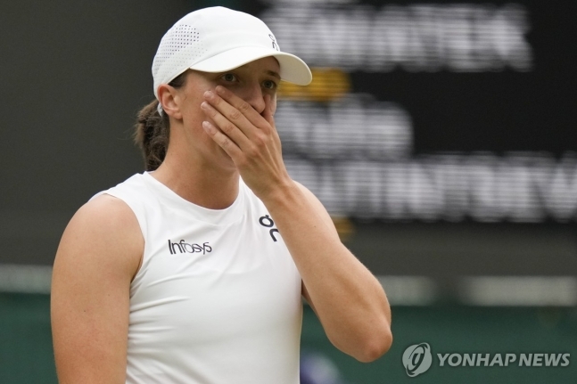 윔블던 3회전 탈락 뒤 아쉬워하는 시비옹테크